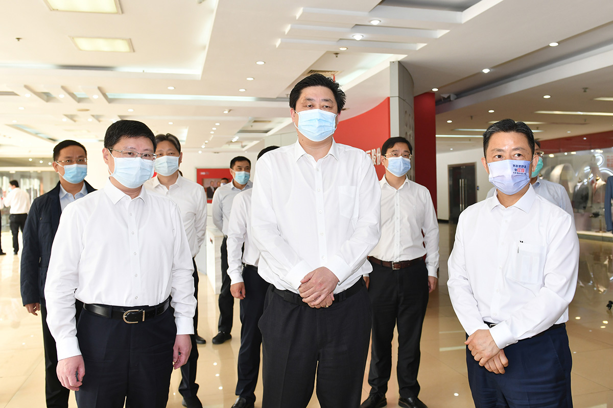 4月12日，無錫市市長(zhǎng)趙建軍帶隊(duì)深入紅豆集團(tuán)，專題調(diào)研疫情防控和復(fù)工復(fù)產(chǎn)工作。